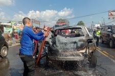 Mazda CX7 Terbakar, Bum! Oscar dan Keluarganya Ada di Mobil Itu - JPNN.com
