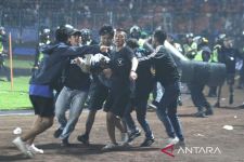 Ratusan Polisi di Malang Sujud Massal Meminta Maaf dan Mendoakan Korban Tragedi Kanjuruhan - JPNN.com Sumut