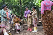 Hari Batik Nasional, Sapawastra Tampilkan Gaya Berbatik Kekinian - JPNN.com