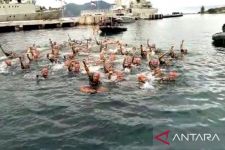 HUT TNI, 77 Orang Melakukan Water Trappen di Laut Natuna - JPNN.com