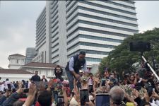 Anies Bernyanyi Bersama Warga, Maju Tak Gentar Berkumandang di Balai Kota DKI - JPNN.com Jakarta