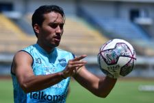 Menjelang Laga Melawan Persib Bandung, Agen Ungkap Alasan Ezra Walian Cabut ke Persik Kediri - JPNN.com