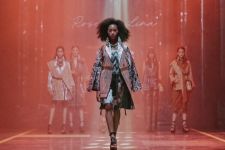 Keren! Karya Terbaru Brand Fesyen Kenamaan Indonesia Angkat Pesona Etnik Dayak - JPNN.com Kaltim