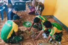 Prajurit Satgas Yonarmed 1 Kostrad Ajari Warga Binaannya Tentang berwiraswasta - JPNN.com