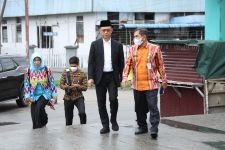 Demi UMKM Pontianak Naik Kelas, Edi Kamtono Beri Bantuan 24 Gerobak Kontainer - JPNN.com