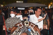 Presiden Jokowi Naik Andong di Malioboro, Siapa tuh Duduk di Samping Pak Kusir? - JPNN.com