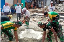 Prajurit Satgas Pamrahwan dan Warga Maluku Bergotong Royong Bangun Rumah Adat - JPNN.com
