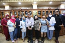 Joe Richard Hingga Irma Darmawangsa Kompak Datangi Klinik Kecantikan - JPNN.com