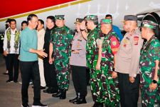 Jokowi Mendarat di Papua, Sejumlah Jenderal Berdiri Menyambut, Siapa Saja? - JPNN.com