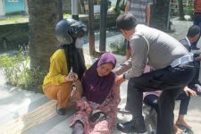 Kombes Pratama Menolong 2 Lansia Korban Kecelakan Bentor Terbalik di Palembang - JPNN.com