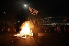 Netanyahu Tendang Menhan Pembangkang, Demonstran Malah Makin Garang, Kaos! - JPNN.com