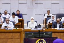 Raker dengan Menaker Ida Fauziyah, DPR Apresiasi Terbitnya Permenaker Jaminan Sosial PMI - JPNN.com