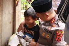 Berbagi Kebahagian, Kapolres Cimahi Bagikan Sembako dan Baju Lebaran kepada Warga - JPNN.com