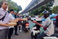 Berbagi di Bulan Ramadan, Ikadin Jaksel Bagikan 500 Nasi Kotak kepada Pemotor - JPNN.com