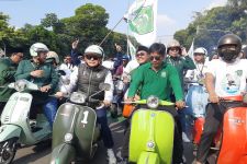 Tunggangi Vespa, Cak Imin Pimpin Rombongan PKB Daftarkan Bacaleg DPR RI ke KPU - JPNN.com