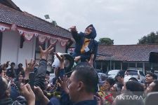 Heboh Caleg NasDem Menyawer Uang di Kantor KPU Garut, Lihat Aksinya - JPNN.com