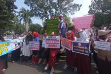 Dua Anggota Dewan Dampingi Guru Lulus PG Tanpa Formasi PPPK Berdemo di Kantor Bupati, Hasilnya? - JPNN.com Papua