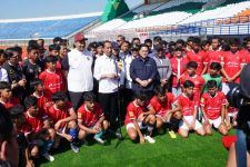 Menpora Dito Dampingi Presiden Jokowi Tinjau Seleksi Timnas U-17 Indonesia di Bandung - JPNN.com