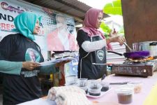 Kowarteg Pendukung Ganjar Gelar Pelatihan Pembuatan Brownies Lumer di Gresik - JPNN.com