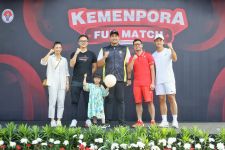 Raffi Ahmad dan Dion Wiyoko Unjuk Kebolehan Bermain Tenis di Kemenpora Fun Match 2023 - JPNN.com