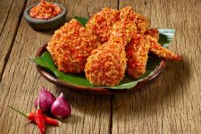 Sensasi Makan Ayam Goreng dengan Sambal Merdeka, Pedas Gurih Selera Lokal - JPNN.com