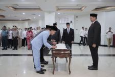 Menpora Dito Lantik Asrorun Niam Sebagai Deputi Pemberdayaan Pemuda - JPNN.com