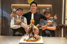 Rayakan 1 Tahun, Meatguy Steakhouse Hadirkan The Hanging Tomahawk - JPNN.com