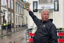 Tokoh Anti-Islam Menista Al-Qur'an di Depan Kedubes RI di Belanda - JPNN.com
