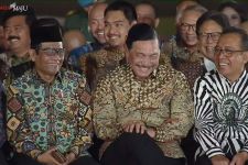 Heboh, Luhut Pandjaitan Terkait dengan Semua Batik di Istana - JPNN.com