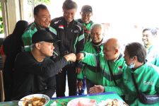 Menikmati Pagi di Bandung, Ganjar Sarapan Bareng Driver Ojol di Kupat Tahu Gempol - JPNN.com