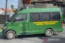 Kejari Aceh Barat Tahan 3 Tersangka Penimbunan BBM Bersubsidi - JPNN.com