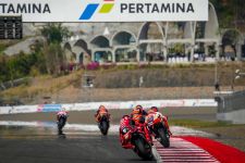 MotoGP Indonesia 2024 Langsung Panas, 4 Pembalap Crash di Lap 1 - JPNN.com