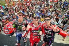 Naik Podium MotoGP Indonesia 2023, Fabio Quartararo Lempar Sepatu - JPNN.com