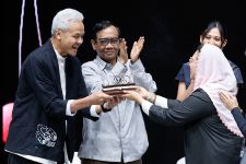 Ganjar Pranowo Dapat Kejutan Kue Ulang Tahun dari Yenny Wahid - JPNN.com Jabar