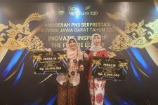 Pj Sekda dan Kepala BKAD Sumedang Raih Penghargaan di Anugerah PNS Berprestasi Jabar 2023 - JPNN.com