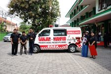 Sahabat Ganjar Serahkan Ambulance untuk Ponpes Nurul Jadid di Probolinggo - JPNN.com