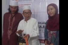 Sentuh Masyarakat Desa, Sukarelawan Iwan Bule Beri Bantuan Cangkul untuk Petani di Ciamis - JPNN.com