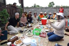 Ganjar Menyarap Bareng Petani, Ada yang Minta Sumur, Sat Set, Tak Usah Tunggu Presiden - JPNN.com