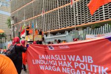 Protes Caleg Dicoret dari DCT, Massa Partai Buruh Demo di Depan Bawaslu - JPNN.com