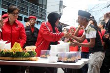 Rayakan HUT ke-51 PDIP, Risma Potong Tumpeng Bersama Rakyat di Kampung Kumuh Tambora - JPNN.com