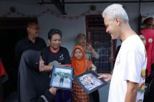 Ibu Rumah Tangga Pamer ke Ganjar: Anak Saya Lulusan SMKN Jateng, Sekarang jadi Tentara, Pak - JPNN.com