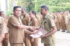 1.600 Tenaga Kontrak Terima SK Perpanjangan Masa Kerja, Begini Pesan Pj Wali Kota Ambon - JPNN.com