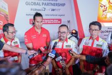 Satu tim dengan Sean Gelael di Ajang FIA WEC 2024, Valentino Rossi Berkomentar Begini - JPNN.com