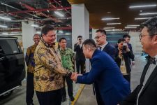 Airlangga Dukung Produksi Electric Vehicle untuk Pacu Industri Otomotif - JPNN.com