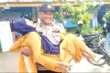 Aksi Mulia Polisi di Riau, Gendong Nenek 93 Tahun ke TPS dan Antar Pulang ke Rumah - JPNN.com