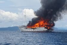 Kapal Pesiar Terbakar di Perairan Raja Ampat, Bagaimana Kondisi 23 Wisatawan? - JPNN.com Papua