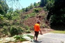 Longsor Putus Akses Jalan Lintas Sulawesi di Gorontalo Utara - JPNN.com