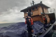 Bea Cukai Menggagalkan Penyelundupan Baju dan Sepatu Bekas di Perairan Batam - JPNN.com