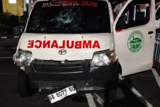 Bubarkan Tawuran, 2 Polisi Ditabrak Ambulans, Sopir Positif Narkoba - JPNN.com