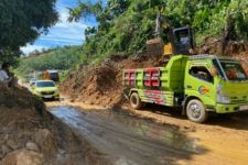 BPBD Sulbar: Longsor Tutup Jalan Trans Sulawesi di Mamuju Tengah - JPNN.com